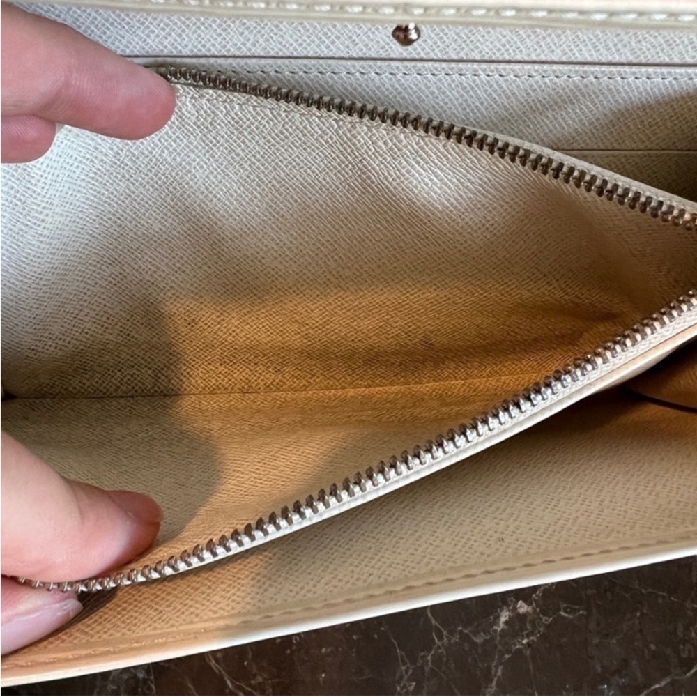 Authentic Louis Vuitton Cream Epi Sarah Wallet - Picture 3 of 8